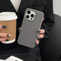 iPhone 15 Pro Max Kılıf Magsafe Şarj Özellikli Karbon Fiber Görünümlü Troy Kapak