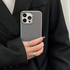 iPhone 15 Pro Max Kılıf Magsafe Şarj Özellikli Karbon Fiber Görünümlü Troy Kapak