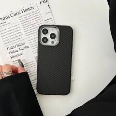 iPhone 15 Pro Max Kılıf Magsafe Şarj Özellikli Karbon Fiber Görünümlü Troy Kapak