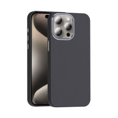 iPhone 15 Pro Max Kılıf Kablosuz Şarj Özellikli Karbon Fiber Görünümlü Gros Kapak