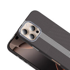 iPhone 16 Pro Kılıf Kablosuz Şarj Özellikli Karbon Fiber Görünümlü Gros Kapak
