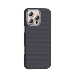 iPhone 16 Pro Max Kılıf Kablosuz Şarj Özellikli Karbon Fiber Görünümlü Gros Kapak